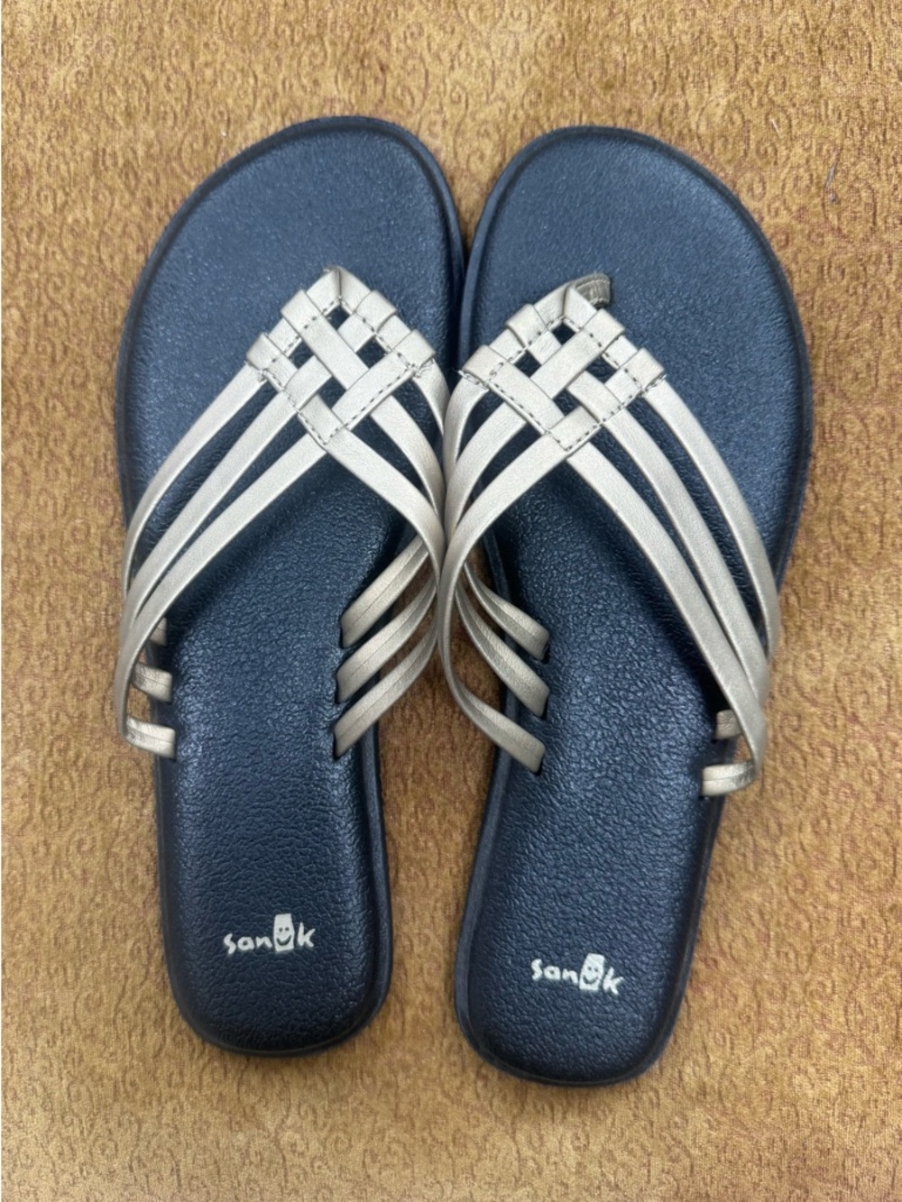 Sanuk Sz 9 Women's Metallic Gold Strap Flip Sandals